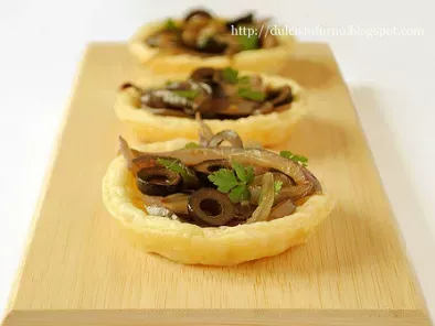 Tartellette con cipolle e olive