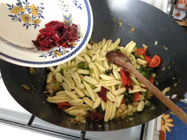 Ricetta Cavatelli alle cime di rapa con mollica fritta, pomodorini e peperoni cruschi.