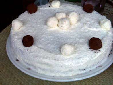 Ricetta Torta di compleanno al cocco e cioccolato con tartufi al cioccolato e cocco.
