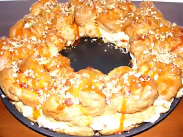 Ricetta Paris-brest con crema al croccante di mandorle e zibibbo.