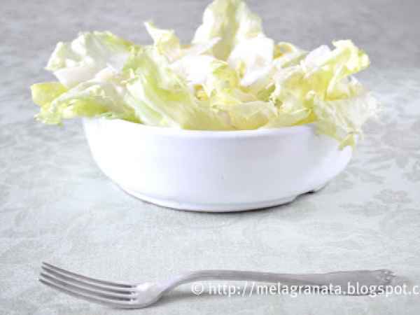 Ricetta Elogio della banalità. insalata croccante di scarola, pere e parmigiano.