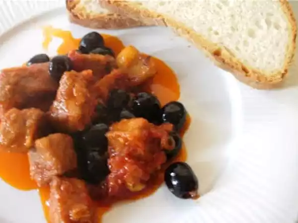 Ricetta Spezzatino di maiale con olive nere in umido: ricetta tradizionale saporita e morbida