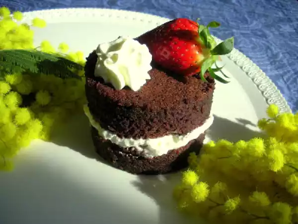 Ricetta Mini cake cioccolato e caffè con fragole e panna