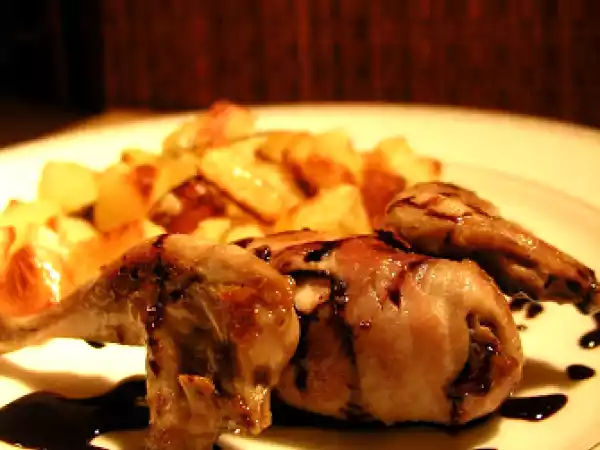 Ricetta Involtini di petto di quaglia e cosce arrosto con salsa al vino rosso