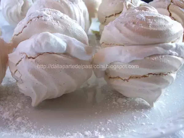 Ricetta Meringhe (con e senza panna)
