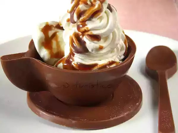 Ricetta Tazzine di cioccolato al latte con gelato al whisky, panna montata e caramello