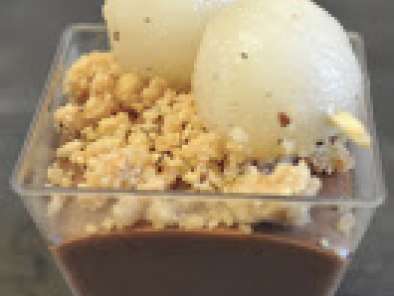 Ricetta Mousse al cioccolato manjari, streusel alla nocciola e spiedini di pera al pepe sarawak