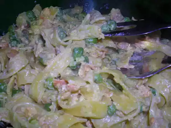 Ricetta Tagliatelle piselli, panna e salmone