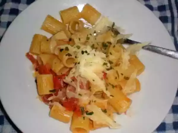 Ricetta Una ricetta per una pasta veloce con pomodoro, prosciutto ed emmental