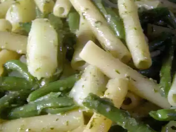 Ricetta Un classico: pasta con pesto, fagiolini e patate