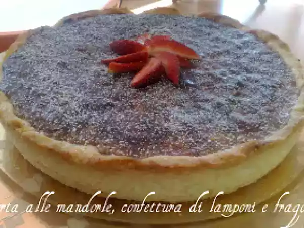 Ricetta Torta alle mandorle, confettura di lamponi e fragole