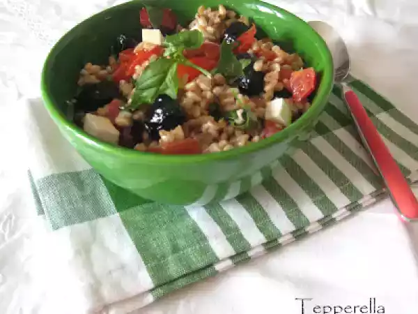 Ricetta Insalata mediterranea freschissima di farro, pachino, basilico