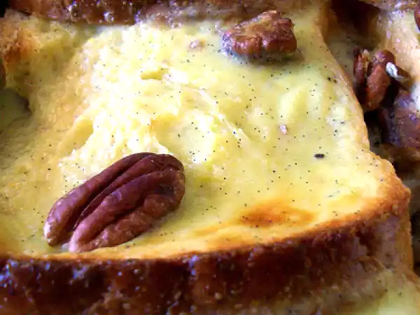 Ricetta Pudding di pane alle banane, cioccolato e noci pecan