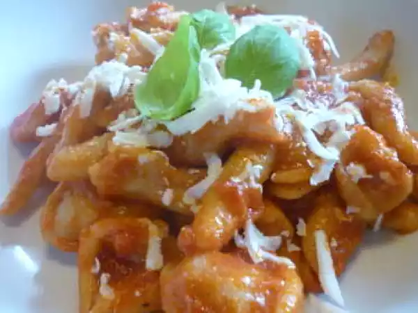 Ricetta Orecchiette con pomodorini, cipolla rossa di tropea e ricotta salata