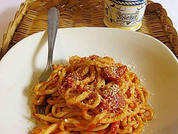 Ricetta Gli stringozzi agli albumi con sugo all'aglione