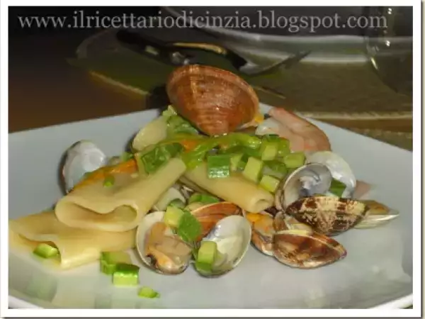 Ricetta Schiaffoni con gamberi, vongole e zucchine