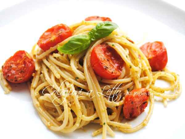 Spaghetti con pesto di capperi e pomodorini al forno