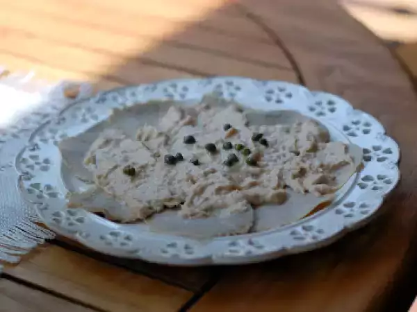 Ricetta Vitel tonnè allo yogurt con contorno di patate viola