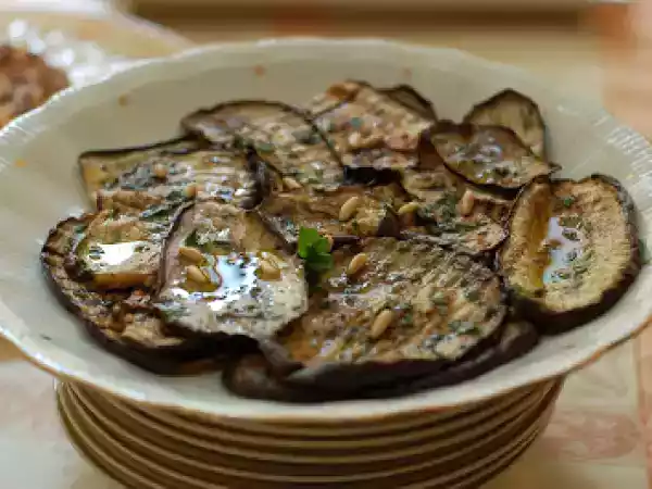 Ricetta Melanzane marinate alla menta, prezzemolo e pinoli tostati