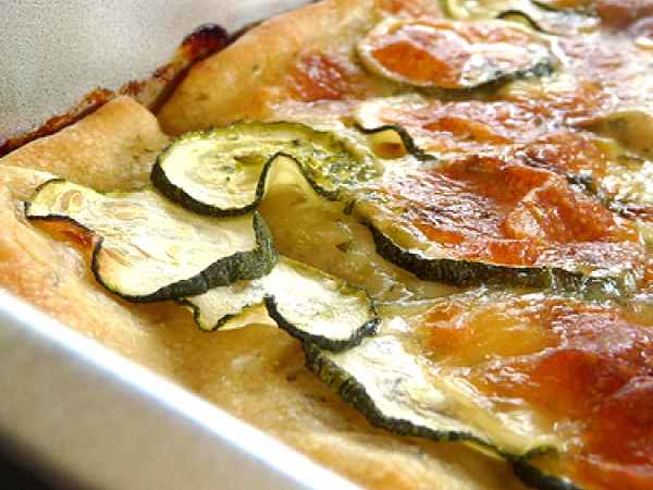 Ricetta Pizza con zucchine, emmental e pesto alla menta