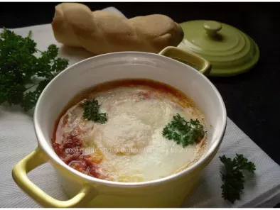 Ricetta Uova squisite al forno con salsa al pomodoro e parmigiano