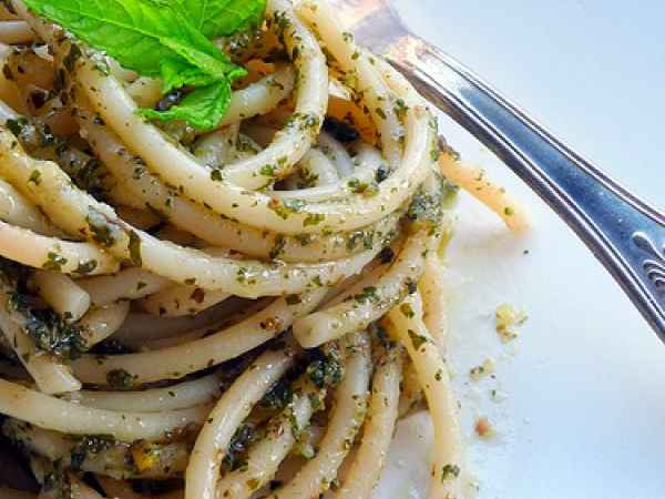 Ricetta Bucatini al pesto di menta e pistacchi