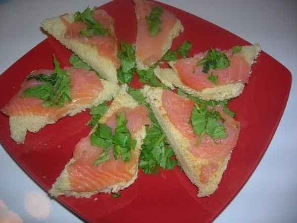 Ricetta Tartine rucola e salmone