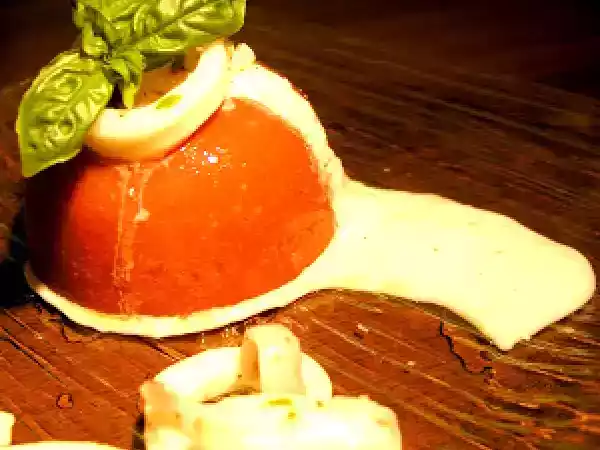 Ricetta Gelatina di gazpacho con salsa di burrata e calamari al limone