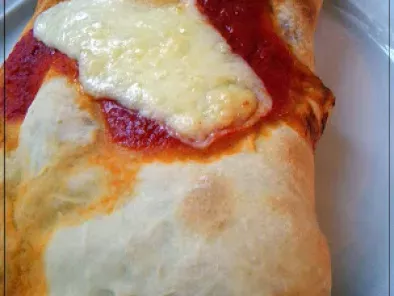 Ricetta Calzone e pizza con il cornicione ripieno di ricotta