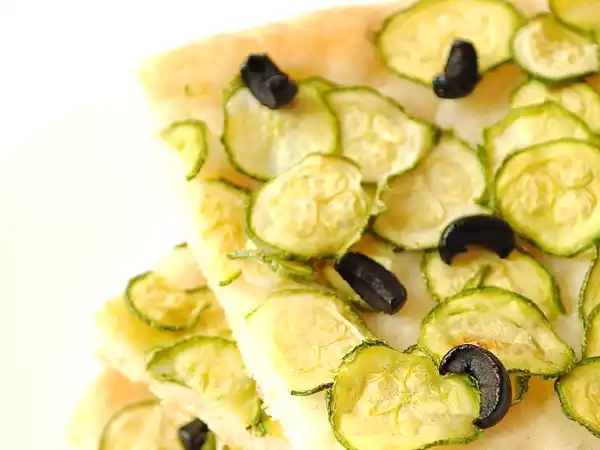 Ricetta Focaccia con zucchine e olive nere