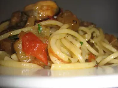 Ricetta Spaghetti con melanzane cubettate, cozze di taranto e pomodorino