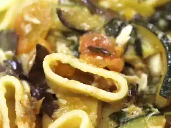 Ricetta Calamarata con melanzane, zucchine e orata..