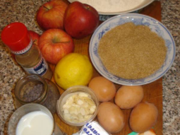 Torta di mele alla cannella con mandorle e cioccolata - Preparazione tappa 1