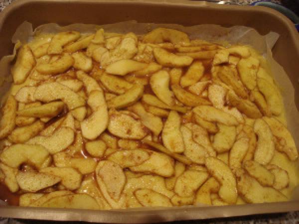 Torta di mele alla cannella con mandorle e cioccolata - Preparazione tappa 5