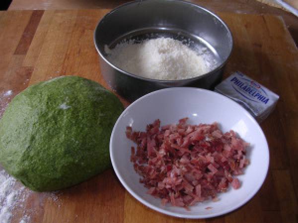 Ravioli verdi con ripieno di speck, formaggio e rucola - Preparazione tappa 1