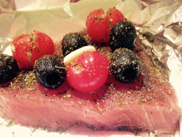 Tonno fresco al cartoccio con pomodorini, olive nere e origano - Preparazione tappa 1
