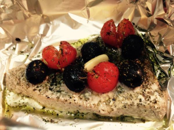 Tonno fresco al cartoccio con pomodorini, olive nere e origano - Preparazione tappa 2