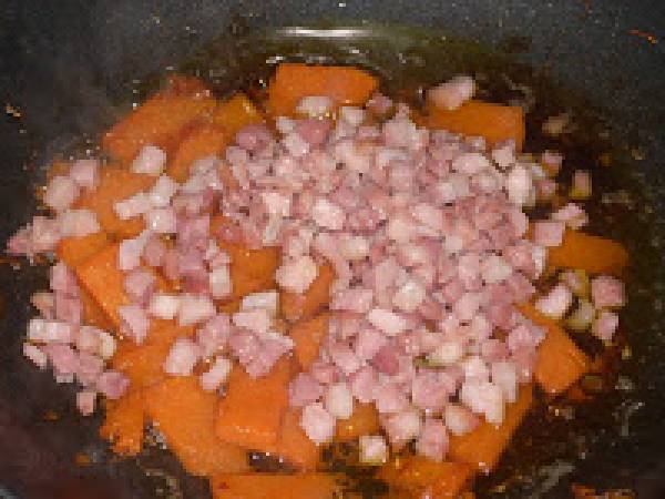 TAGLIATELLE DI CASTAGNE CON ZUCCA E PANCETTA - Preparazione tappa 3