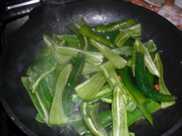 Pasta con acciughe e peperoni - Preparazione tappa 1