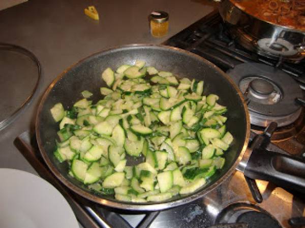 Torta salata con zucchine e sesamo - Preparazione tappa 1
