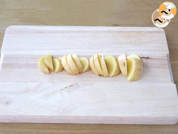 Patate al forno aromatizzate, il contorno economico e gustoso che piace a tutti! - Preparazione tappa 1