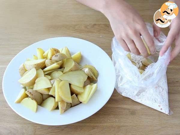 Patate al forno aromatizzate, il contorno economico e gustoso che piace a tutti! - Preparazione tappa 4