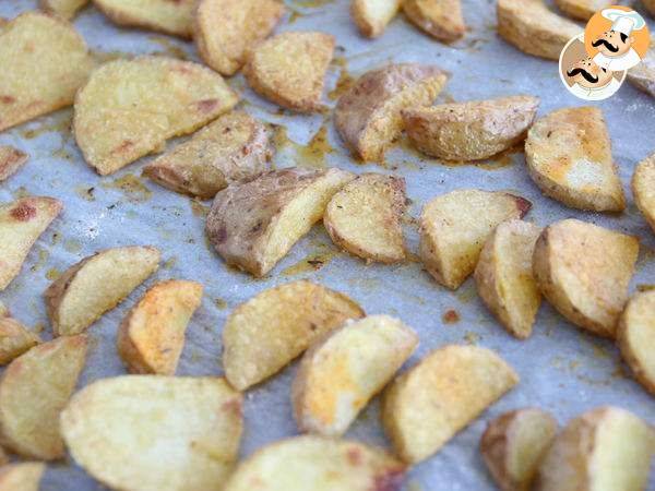 Patate al forno aromatizzate, il contorno economico e gustoso che piace a tutti! - Preparazione tappa 7