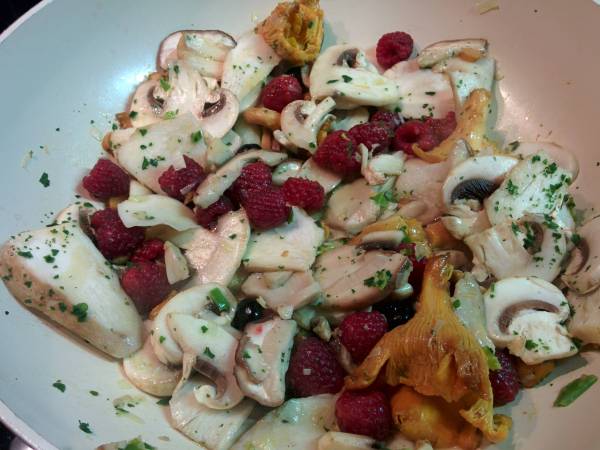 TAGLIOLINI VEGAN CON FUNGHI E FRUTTI DI BOSCO - Preparazione tappa 1