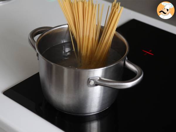 Spaghetti alla carbonara, la ricetta cremosa spiegata passo a passo - Preparazione tappa 1