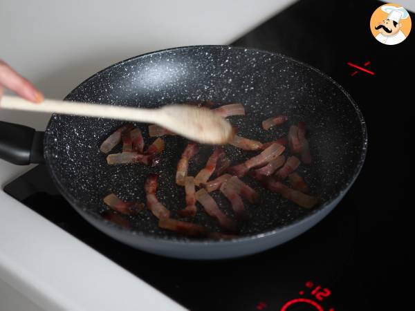 Spaghetti alla carbonara, la ricetta cremosa spiegata passo a passo - Preparazione tappa 3