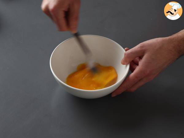 Spaghetti alla carbonara, la ricetta cremosa spiegata passo a passo - Preparazione tappa 4