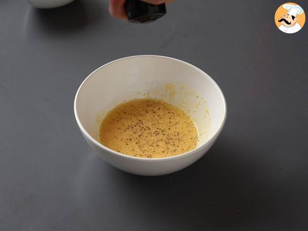 Spaghetti alla carbonara, la ricetta cremosa spiegata passo a passo - Preparazione tappa 5