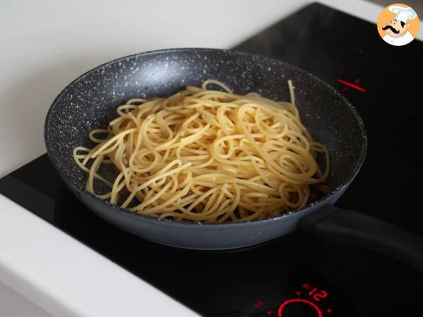 Spaghetti alla carbonara, la ricetta cremosa spiegata passo a passo - Preparazione tappa 6