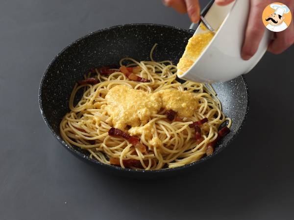Spaghetti alla carbonara, la ricetta cremosa spiegata passo a passo - Preparazione tappa 7